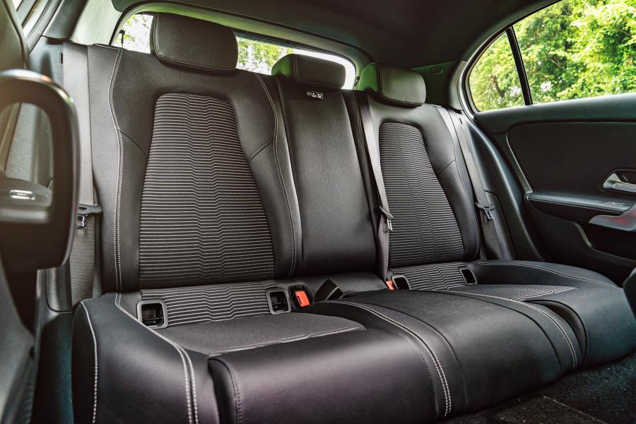 Интерьер Mercedes-Benz A200 Sport (W177) 2018 года  (UK) (фото 18 из 40)